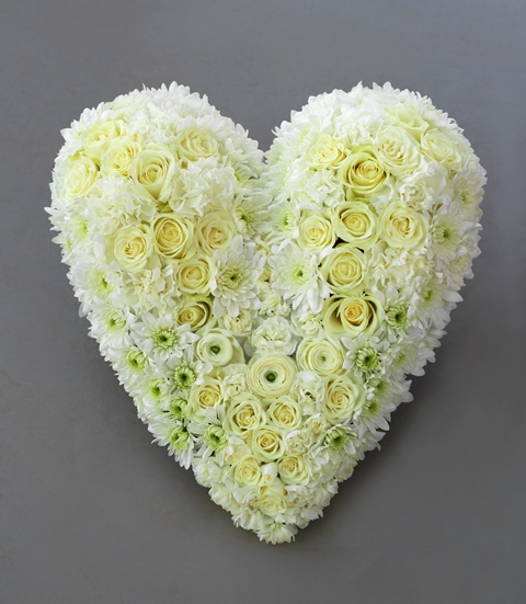 blomsterdekorasjon i hjerteform, hvit