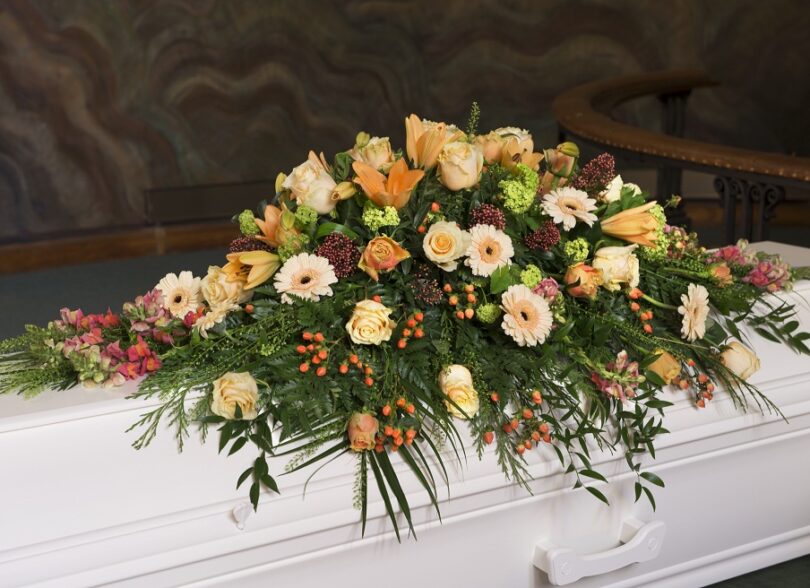 Slik velger og bestiller du blomster til begravelse