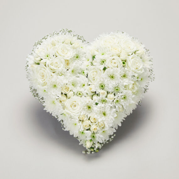 Hvit blomsterdekorasjon formet som et hjerte