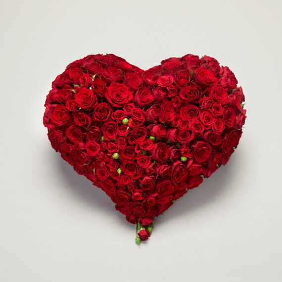 Rød blomsterdekorasjon formet som et hjerte