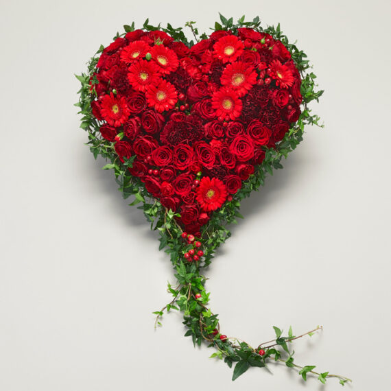 Rød blomsterdekorasjon formet som et hjerte