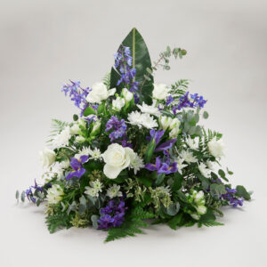 Hvit og blå blomsterdekorasjon