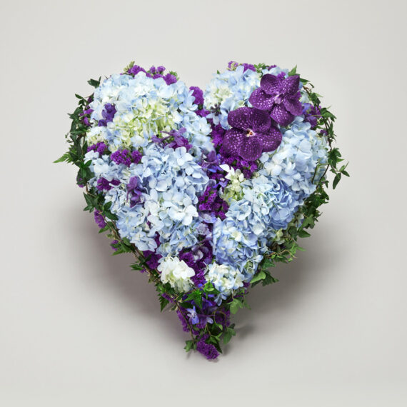 Blå og lilla hjerteformet blomsterdekorasjon