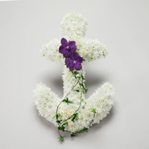 Hvit blomsterdekorasjon formet som et anker