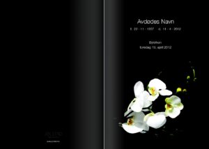 Programhefte med bilde av hvite blomster på sort bakgrunn