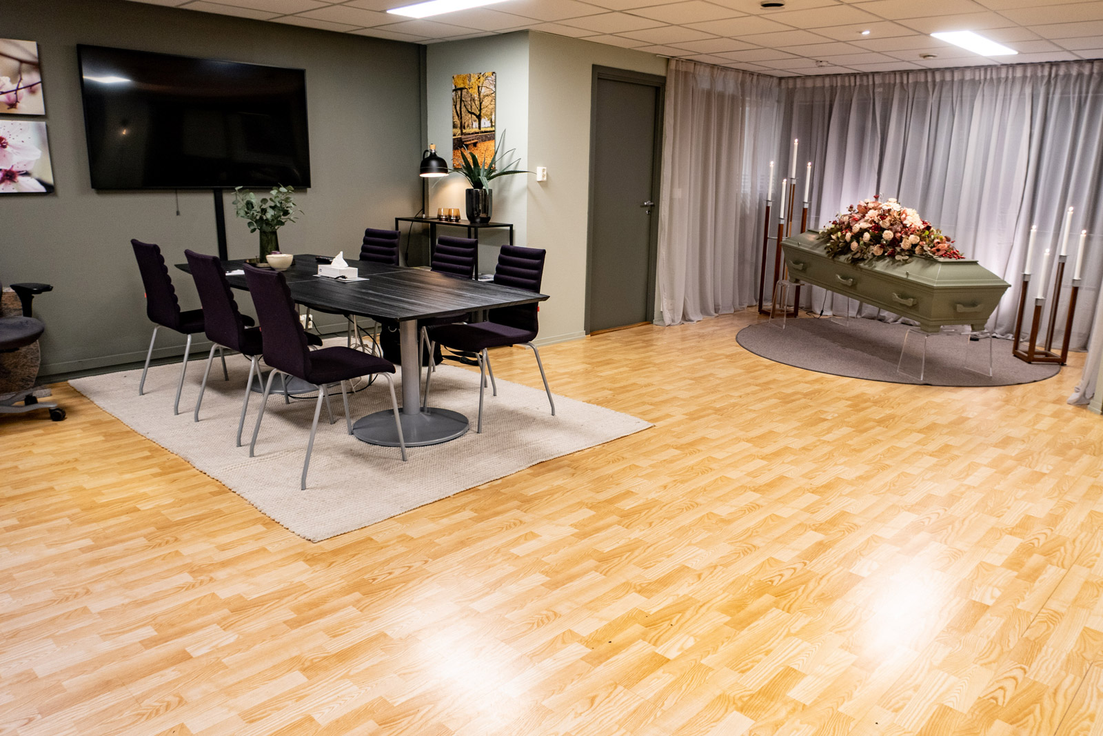 Innsidene av lokalet i Asker