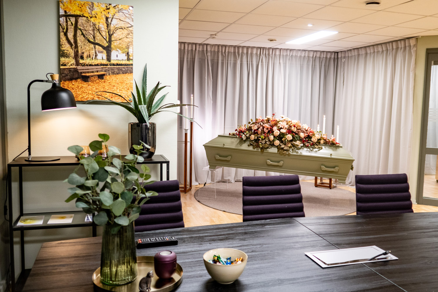 Innsidene av lokalet i Asker