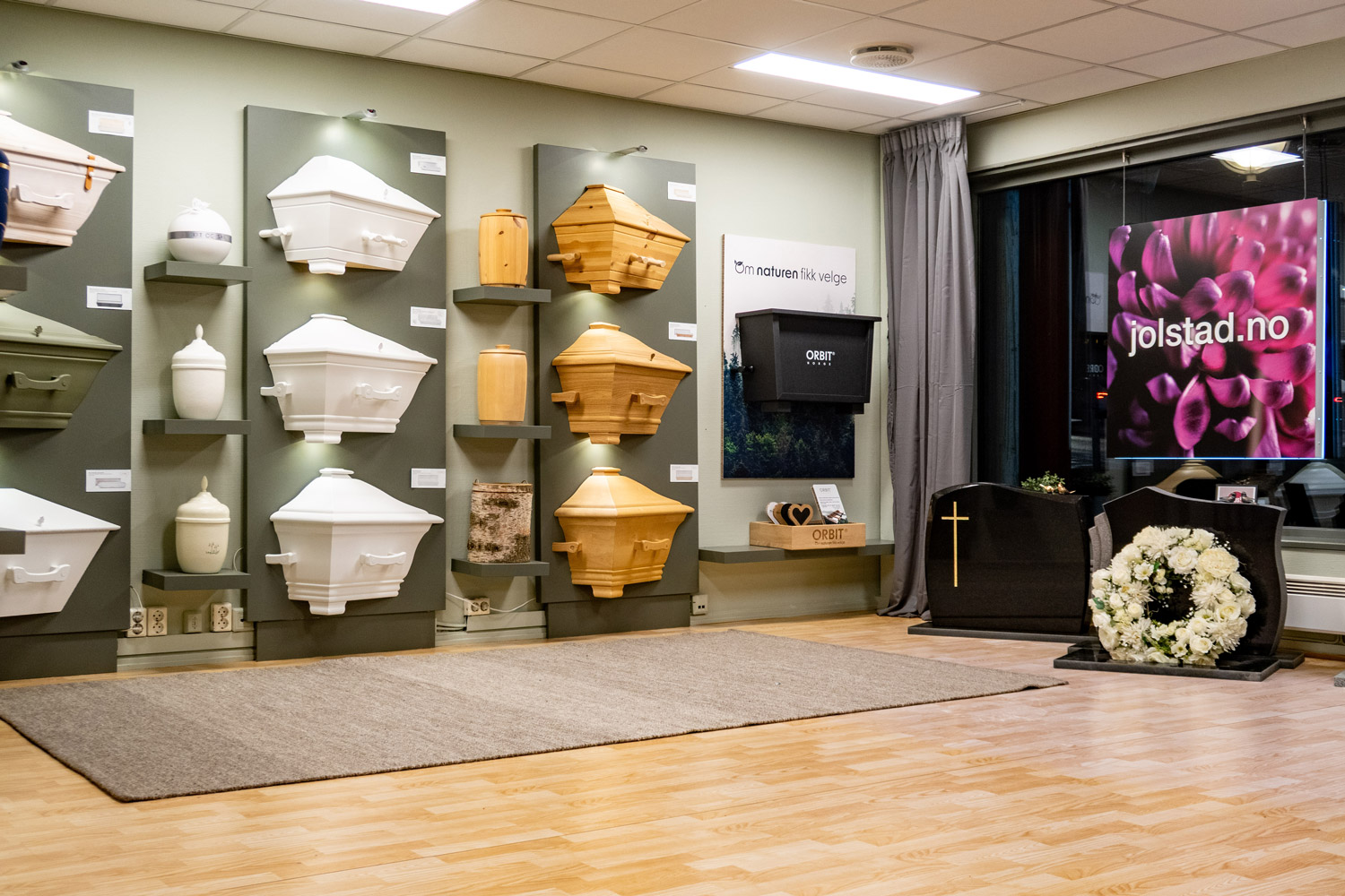 Innsidene av lokalet i Asker