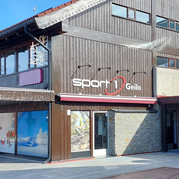 Inngang til lokalene våre i Geilo ved Torgbygget, 2. etg over Sport 1, inngang til venstre ved Informasjonssenteret.